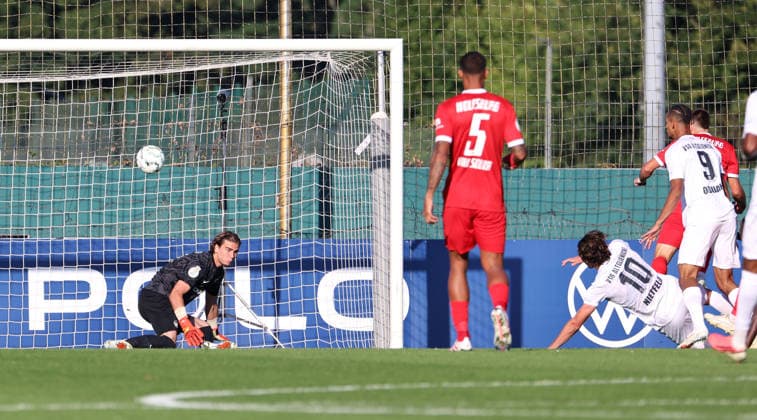 Torwart Jakub Zielinski, Vini Souza, Jonas Nierfeld schießt Zweikampf Spielszene Aktion Fußball Fussball DFB Pokal 1. Runde Saison 2026 2027 24.08.2026 VSG Altglienicke vs. VfL Wolfsburg WOB DFL regulations prohibit any use of photographs as image sequences and or quasi-video *** Goalkeeper Jakub Zielinski, Vini Souza, Jonas Nierfeld takes a shot—tackle, game scene, action, sports, soccer, DFB Cup, 1st round, 2026–2027 season, August 24, 2026, VSG Altglienicke vs. VfL Wolfsburg, WOB. DFL regulations prohibit any use of photographs as image sequences and or quasi- video