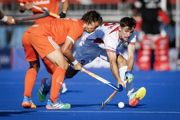 AMSTELVEEN - Floris Middendorp of the Netherlands and Nick Park of England during the Hockey World Cup match between the Netherlands and England at the Wagener Stadium. KOEN VAN WEEL ANP xVIxANPxSportx xxANPxIVx 566201675 originalFilename: 566201675.jpg