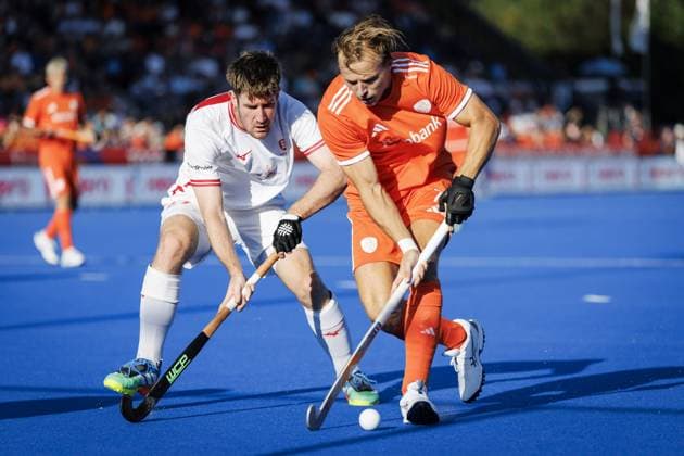 AMSTELVEEN - Liam Sanford of England and Thijs van Dam of the Netherlands during the Hockey World Cup match between the Netherlands and England at the Wagener Stadium. KOEN VAN WEEL ANP xVIxANPxSportx xxANPxIVx 566201807 originalFilename: 566201807.jpg