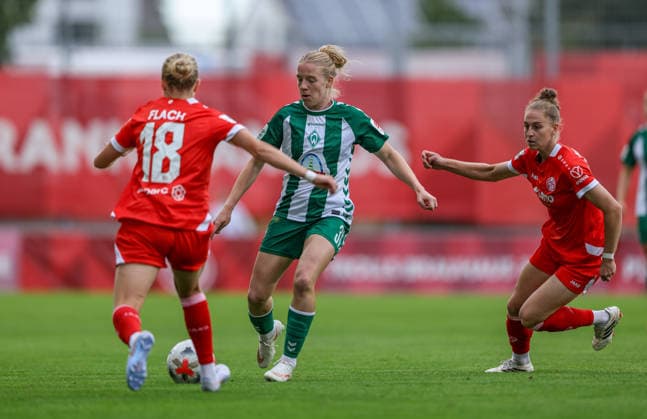 GER, Mainz, FSV Mainz 05 vs Werder Bremen, Google Pixel Frauen Bundesliga, Fussball, DFB, Spielzeit 2026 2027, Bruchwegstadion, 1. Spieltag im Bild v.l.: Paula Flach (Mainz 05 Frauen 18), Elena Dhont (SV Werder Bremen Frauen 31) DFB DFL REGULATIONS PROHIBIT ANY USE OF PHOTOGRAPHS AS IMAGE SEQUENCES AND OR QUASI-VIDEO, 24.08.2026 *** GER, Mainz, FSV Mainz 05 vs. Werder Bremen, Google Pixel Women s Bundesliga, Soccer, DFB, 2026–2027 Season, Bruchwegstadion, Matchday 1 in pictures: from left, Paula Flach, Mainz 05 Women s U-18, Elena Dhont, SV Werder Bremen Women’s Team, age 31. DFB and DFL regulations prohibit any use of photographs as image sequences and or quasi-video. August 24, 2026 Copyright: HMBxMedia HendrikxHamelau