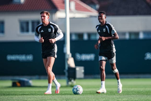 SOCCER - UEFA CL, LASK vs Celtic LINZ,AUSTRIA,24.AUG.26 - SOCCER - UEFA Champions League, play-off, Linzer ASK vs Celtic Glasgow, preview, training LASK. Image shows Kasper Jorgensen (LASK) and Moses Usor (LASK).  GEPAxpictures xManuelxBinder