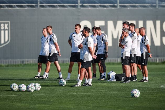 SOCCER - UEFA CL, LASK vs Celtic LINZ,AUSTRIA,24.AUG.26 - SOCCER - UEFA Champions League, play-off, Linzer ASK vs Celtic Glasgow, preview, training LASK. Image shows a feature with the staff of LASK.  GEPAxpictures xManuelxBinder