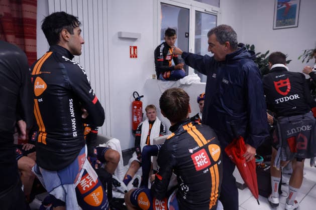 La Vuelta s CEO Javier Guillen (R) talks with riders inside a hotel located at 15 kilometers from the finish line where they found shelter from a hailstorm that provoked the cancellation of the third stage of La Vuelta a Espana cycling tour, a 166,7 km journey from Gruissan to Font- Romeu (both in France), 24 August 2026. La Vuelta a Espana cycling tour - Stage 3 !ACHTUNG: NUR REDAKTIONELLE NUTZUNG!  Copyright: xJavierxLizónx GRAF4070 20260824-55021216150_1