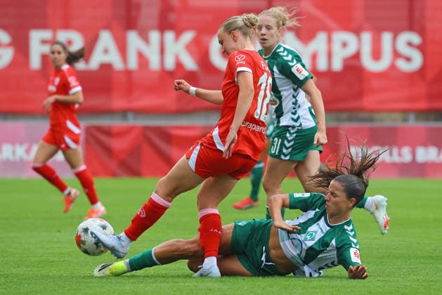 Mainz, Deutschland 24. August 2026: 1. BL Frauen - 2026 2027 - Sp. 1 - 1. FSV Mainz 05 gegen SV Werder Bremen Im Bild: v. li. im Zweikampf Paula Flach (FSV) gegen Luna Vanzeir (SVW). DFL regulations prohibit any use of photographs as image sequences and or quasi-video Bruchwegstadion Rheinland - Pfalz *** Mainz, Germany August 24, 2026 Women’s Bundesliga 2026–2027 Matchday 1: FSV Mainz 05 vs. SV Werder Bremen Pictured from left: Paula Flach (FSV) in a tackle against Luna Vanzeir (SVW). DFL regulations prohibit any use of photographs as image sequences and or quasi-video at Bruchwegstadion, Rhineland-Palatinate Copyright: xFotostandx xRacochax