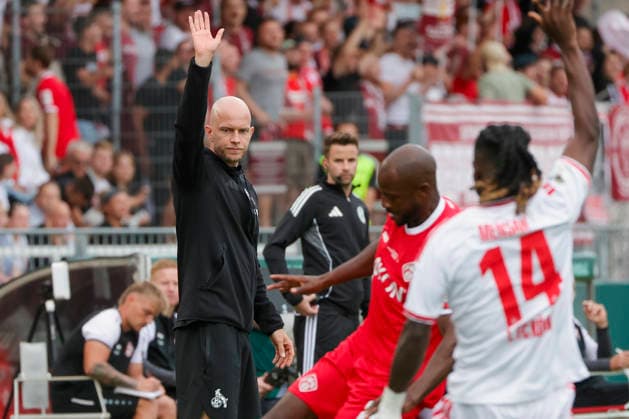 Im Bild: Trainer Rene Wagner (1. FC Koeln) mit Anweisungen 24.08.2026, FC Wuerzburger Kickers - 1. FC Koeln, DFB-Pokal, 1. Runde, Deutschland, Wuerzburg, AKON-Arena, DFL REGULATIONS PROHIBIT ANY USE OF PHOTOGRAPHS AS IMAGE SEQUENCES AND OR QUASI-VIDEO. *** Pictured: Coach Rene Wagner of 1. FC Köln giving instructions on August 24, 2026, FC Würzburger Kickers vs. 1. FC Köln, DFB Cup, First Round, Germany, Würzburg, AKON Arena, DFL regulations prohibit any use of photographs as image sequences and or quasi-video Copyright: HMBxMedia xJulienxBecker