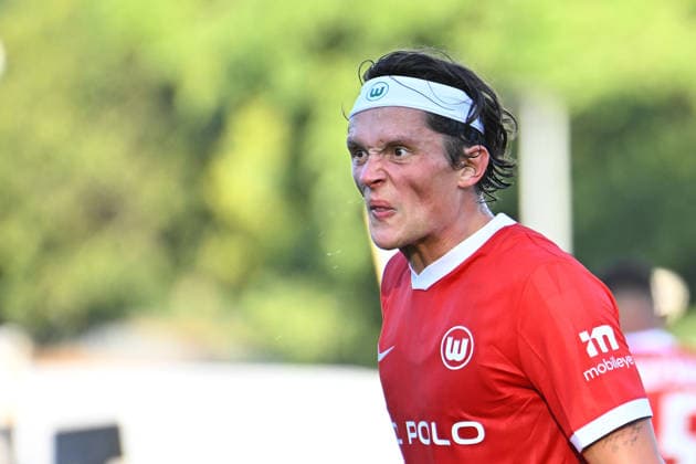 Sport Bilder des Tages 24.08.2026, xlakx, Fussball DFB Pokal 1.Runde, VSG Altglienicke - VfL Wolfsburg v.l. Fabian Reese (VfL Wolfsburg, 11) enttaeuscht, schaut enttaeuscht, niedergeschlagen, disappointed (DFL DFB REGULATIONS PROHIBIT ANY USE OF PHOTOGRAPHS as IMAGE SEQUENCES and or QUASI-VIDEO) Berlin *** August 24, 2026, xlakx, Soccer DFB Cup 1st Round, VSG Altglienicke vs. VfL Wolfsburg, Fabian Reese (VfL Wolfsburg), 11 disappointed, looks disappointed, dejected, disappointed DFL DFB REGULATIONS PROHIBIT ANY USE OF PHOTOGRAPHS as IMAGE SEQUENCES and or QUASI-VIDEO Berlin