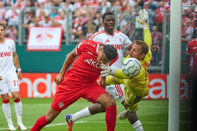 Sport Bilder des Tages David Abrangao (FC Wuerzburger Kickers, 03) erzielt gegen Marvin Schwaebe (1. FC Koeln, 01) den Treffer, Kopfballtor zu 1:0 Fuehrung der FC Wuerzburger Kickers GER, Wuerzburger Kickers vs. 1. FC Koeln, Fussball, Herren, DFB-Pokal, 1. Runde, Spielzeit 2026 2027, 24.08.2026 DFL, DFB regulations prohibit any use of photographs as image sequences and or quasi-video GER, Wuerzburger Kickers vs. 1. FC Koeln, Fussball, Herren, DFB-Pokal, 1. Runde, Spielzeit 2026 2027, 24.08.2026 Wuerzburg *** David Abrangao (FC Würzburger Kickers), scored in the 3rd minute against Marvin Schwaebe (1. FC Köln), 01, the goal—a header—giving FC Würzburger Kickers a 1–0 lead, GER, Würzburger Kickers vs. 1. FC Köln, soccer, men’s, DFB Cup, 1st Round, 2026–2027 season, August 24, 2026 DFL, DFB regulations prohibit any use of photographs as image sequences and or quasi-video GER, Würzburger Kickers vs. 1. FC Köln, Soccer, Men’s, DFB Cup, 1st Round, 2026–2027 season, August 24, 2026, Würzburg Copyright: xEibner-Pressefotox EP_ODS