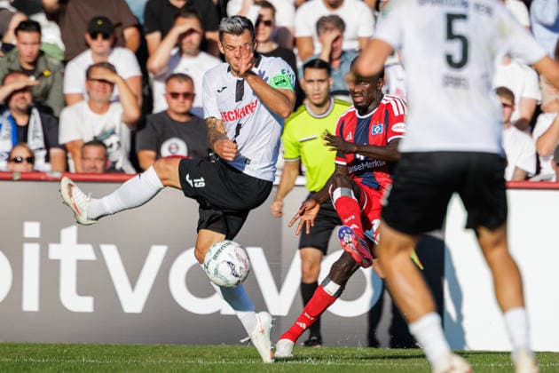 (L-R) Niko Kijewski (SC Verl, 19) im Zweikampf mit Bakery Jatta (Hamburger SV, 18) GER, SC Verl vs. Hamburger SV, Fussball, DFB-Pokal, 1. Runde, Spielzeit 2026 2027, 24.08.2026 DFL Regulations prohibit any use of photographers as image sequences and or quasi-video. GER, SC Verl vs. Hamburger SV, Fussball, DFB-Pokal, 1. Runde, Spielzeit 2026 2027, 24.08.2026 Verl *** L R Niko Kijewski (SC Verl), 19, in a tackle with Bakery Jatta (Hamburger SV), 18 GER, SC Verl vs. Hamburger SV, Soccer, DFB Cup, 1st Round, 2026–2027 Season, August 24, 2026 DFL regulations prohibit any use of photographs as image sequences and or quasi-video GER, SC Verl vs. Hamburger SV, Soccer, DFB Cup, Round 1, 2026–2027 season, August 24, 2026 Verl Copyright: xEibner-Pressefoto JanxRollingerx EP_JSK