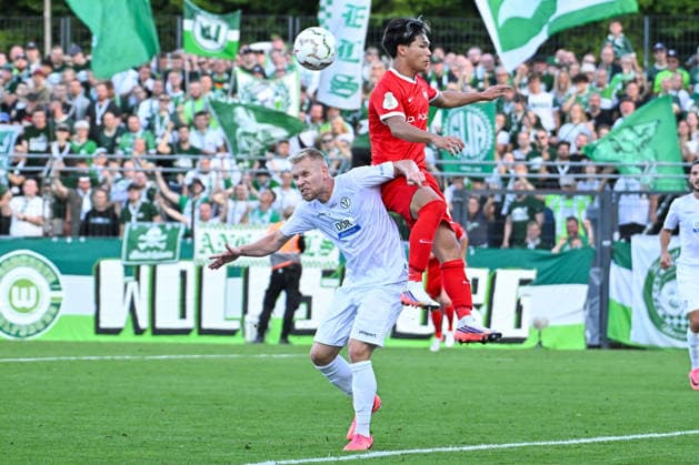24.08.2026, xlakx, Fussball DFB Pokal 1.Runde, VSG Altglienicke - VfL Wolfsburg v.l. Lennart Czyborra (VSG Altglienicke, 3) Kento Shiogai (VfL Wolfsburg, 7) Zweikampf, Duell, Kampf, tackle (DFL DFB REGULATIONS PROHIBIT ANY USE OF PHOTOGRAPHS as IMAGE SEQUENCES and or QUASI-VIDEO) Berlin *** August 24, 2026, xlakx, Soccer DFB Cup 1st Round, VSG Altglienicke vs. VfL Wolfsburg: Lennart Czyborra (VSG Altglienicke), 3 Kento Shiogai (VfL Wolfsburg), 7 Tackle, duel, battle, tackle DFL DFB REGULATIONS PROHIBIT ANY USE OF PHOTOGRAPHS as IMAGE SEQUENCES and or QUASI-VIDEO Berlin