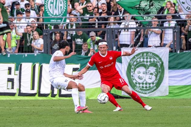 Fußball, Herren, Saison 2026 2027, DFB-Pokal (1. Runde), VSG Altglienicke - VfL Wolfsburg, v. l. Ogulcan Tezel (VSG Altglienicke), Fabian Reese (Wolfsburg), 24.08.2026, *** Soccer, Men s, 2026–2027 Season, DFB Cup First Round, VSG Altglienicke vs. VfL Wolfsburg, from left: Ogulcan Tezel (VSG Altglienicke), Fabian Reese (Wolfsburg), August 24, 2026, Copyright: xMatthiasxKochx