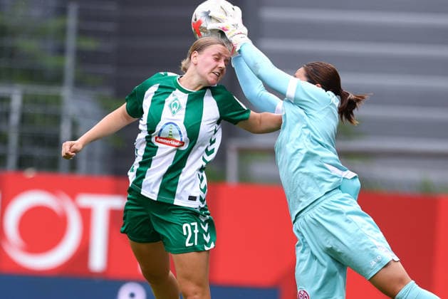 v.li.: Sarah Gutmann (SV Werder Bremen, 27) und Mamiko Matsumoto (Torhüterin, Torwart, 1. FSV Mainz 05, 1) im Zweikampf, Duell, Dynamik, Aktion, Action, Spielszene, DIE DFB-RICHTLINIEN UNTERSAGEN JEGLICHE NUTZUNG VON FOTOS ALS SEQUENZBILDER UND ODER VIDEOÄHNLICHE FOTOSTRECKEN. DFB REGULATIONS PROHIBIT ANY USE OF PHOTOGRAPHS AS IMAGE SEQUENCES AND OR QUASI-VIDEO., 24.08.2026, Mainz (Deutschland), Fussball, Google Pixel Frauen-Bundesliga, 1. FSV Mainz 05 - SV Werder Bremen *** From left: Sarah Gutmann, SV Werder Bremen, 27, and Mamiko Matsumoto, goalkeeper, 1, FSV Mainz 05, 1, in a one-on-one, duel, dynamic moment, action, game scene, DFB REGULATIONS PROHIBIT ANY USE OF PHOTOGRAPHS AS SEQUENCE IMAGES AND OR VIDEO-LIKE PHOTO SERIES DFB REGULATIONS PROHIBIT ANY USE OF PHOTOGRAPHS AS IMAGE SEQUENCES AND OR VIDEO-LIKE PHOTO SERIES, August 24, 2026, Mainz, Germany, soccer, Google Pixel Women’s Bundesliga, 1 FSV Mainz 05 vs. SV Werder Bremen xobx