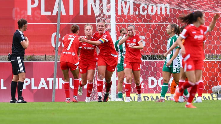 Spielerinnen vom 1. FSV Mainz 05 mit Torjubel, Jubel, jubeln, jubelt, optimistisch, Spielszene, Highlight, Freude über das Tor zum 1:2, DIE DFB-RICHTLINIEN UNTERSAGEN JEGLICHE NUTZUNG VON FOTOS ALS SEQUENZBILDER UND ODER VIDEOÄHNLICHE FOTOSTRECKEN. DFB REGULATIONS PROHIBIT ANY USE OF PHOTOGRAPHS AS IMAGE SEQUENCES AND OR QUASI-VIDEO., 24.08.2026, Mainz (Deutschland), Fussball, Google Pixel Frauen-Bundesliga, 1. FSV Mainz 05 - SV Werder Bremen *** Players from 1 FSV Mainz 05 celebrating a goal, cheering, jubilant, optimistic, game action, highlight, joy over the goal that made the score 1–2, DFB REGULATIONS PROHIBIT ANY USE OF PHOTOGRAPHS AS IMAGE SEQUENCES AND OR VIDEO-LIKE PHOTO SERIES DFB REGULATIONS PROHIBIT ANY USE OF PHOTOGRAPHS AS IMAGE SEQUENCES AND OR QUASI-VIDEO, August 24, 2026, Mainz, Germany, soccer, Google Pixel Women’s Bundesliga, 1 FSV Mainz 05 vs. SV Werder Bremen xobx