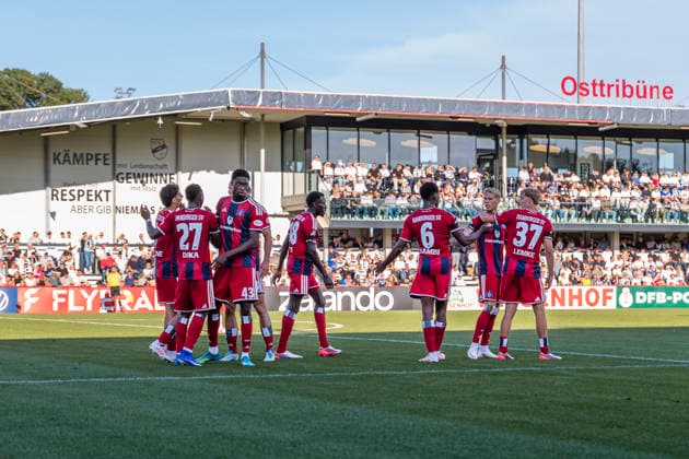 24.08.2026, Fussball, 1. Runde im DFB-Pokal, SC Verl - Hamburger SV. Die Spieler des HSV bejubeln das Tor zum 0:1 durch Albert Gronbaek Grönbaek (Hamburger SV). Verl Sportclub Arena NRW Deutschland xRHR-FOTO DEx *** August 24, 2026, Soccer, 1st Round of the DFB Cup, SC Verl vs. Hamburger SV. The HSV players celebrate Albert Gronbaek Grönbaek s goal, making the score 0–1. Hamburger SV, Verl Sportclub Arena, NRW, Germany. xRHR PHOTO DEx Copyright: DennisxEwert RHR-FOTOx RHR-FOTO DE