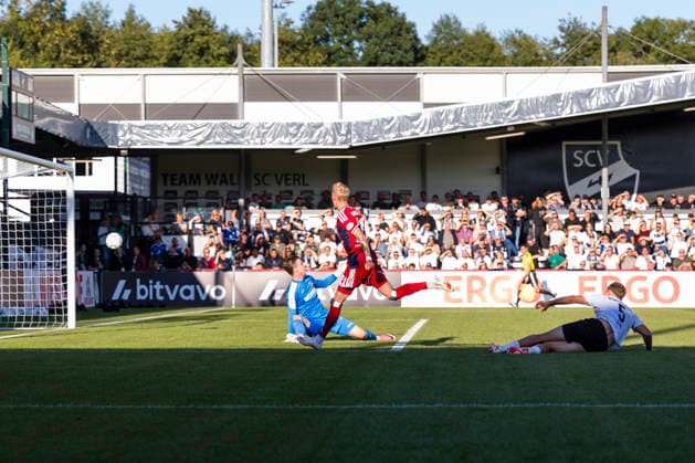 24.08.2026, Fussball, 1. Runde im DFB-Pokal, SC Verl - Hamburger SV. v. l. Torwart Timo Schlieck (SC Verl), Albert Gronbaek Grönbaek (Hamburger SV) trifft zum 0:1, Nick Seidel (SC Verl). Verl Sportclub Arena NRW Deutschland xRHR-FOTO DEx *** August 24, 2026, Soccer, 1st round of the DFB Cup, SC Verl vs. Hamburger SV; goalkeeper Timo Schlieck (SC Verl), Albert Gronbaek (Grönbaek, Hamburger SV) scores to make it 0–1; Nick Seidel (SC Verl); SC Verl Arena, NRW, Germany; xRHR PHOTO DEx Copyright: DennisxEwert RHR-FOTOx RHR-FOTO DE