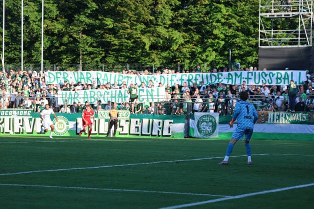 BERLIN, GERMANY - AUGUST 24: Fan protest: Wolfsburg fans show a banner The VAR robs and the joy of football. Abolising VAR, Der VAR raubt und die Freude am Fussball . VAR abschaffen during the DFB Cup DFB Pokal match (Round 1) between DFB-Pokal: VSG Altglienicke - VfL Wolfsburg at Stadion auf dem Wurfplatz (Amateurstadion im Olympiapark) on August 24, 2026 in Berlin, Germany. DFL REGULATIONS PROHIBIT ANY USE OF PHOTOGRAPHS AS IMAGE SEQUENCES AND OR QUASI-VIDEO. Berlin Germany Copyright: xO.Frankex