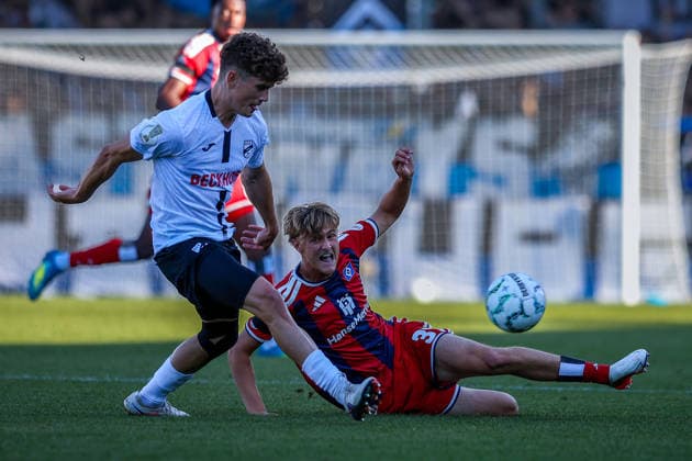 2026.08.24, xkwix, Fußball, DFB-Pokal, SC Verl - Hamburger SV, SPORTCLUB Arena, 1.Runde, Saison 2026 2027: Louis Lemke (Hamburger SV 37) im Zweikampf gegen Janne Berner (SC Verl 34) DFB regulations prohibit any use of photographs as image sequences and or quasi-video. Photo: xKamilxWilkowskixPressefotoKochx Nordrhein-Westfalen Deutschland *** August 24, 2026, xkwix, Soccer, DFB Cup, SC Verl vs. Hamburger SV, SPORTCLUB Arena, Round 1, 2026–2027 season: Louis Lemke (Hamburger SV, 37) in a tackle against Janne Berner (SC Verl, 34). DFB regulations prohibit any use of photographs as image sequences and or quasi-video. Photo: xKamilxWilkowskixPressefotoKochx, North Rhine-Westphalia, Germany