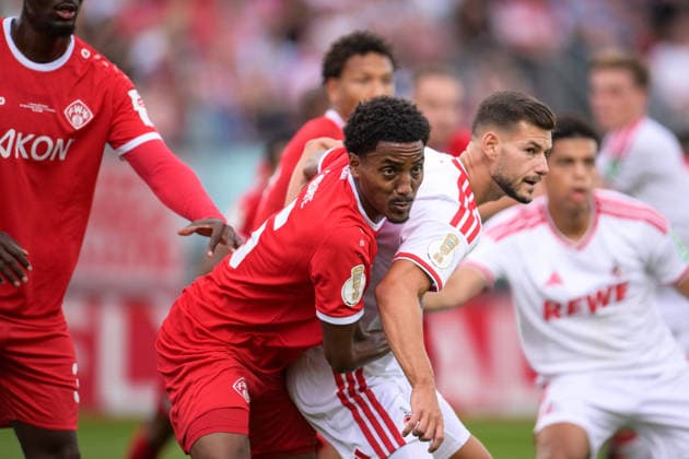 Fußball, DFB-Pokal, 20260824, FC Würzburger Kickers - 1. FC Köln. Im Bild v.l. Namrud EMBAYE (Würzburg, 6), Tom KRAUß (Köln, 5). Würzburg AKON-Arena Bayern Deutschland *** Soccer, DFB Cup, 20260824, FC Würzburger Kickers vs. 1. FC Köln. Pictured, from left: Namrud EMBAYE (Würzburg, 6), Tom KRAUß (Cologne, 5). Würzburg AKON Arena, Bavaria, Germany Copyright: Passion2Press MarkusxFischerx