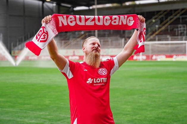 Sport Bilder des Tages Deutschland: Fussball Saison 2026 2027 , Google Pixel Frauen-Bundesliga , 1. FSV Mainz 05 Frauen vs. SV Werder Bremen Frauen - Bruchwegstadion (Mainz) : Stadionsprecher mit Schal, Mimik, Gesichtsausdruck, Emotion Mainz Bruchwegstadion Deutschland Germany *** Germany Soccer Season 2026–2027, Google Pixel Women s Bundesliga, 1 FSV Mainz 05 Women vs. SV Werder Bremen Women at Bruchwegstadion in Mainz; stadium announcer wearing a scarf, facial expressions, emotions; Mainz Bruchwegstadion, Germany Copyright: xBennetxLongx