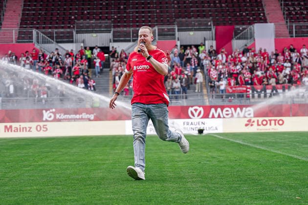 Deutschland: Fussball Saison 2026 2027 , Google Pixel Frauen-Bundesliga , 1. FSV Mainz 05 Frauen vs. SV Werder Bremen Frauen - Bruchwegstadion (Mainz) : Stadionsprecher am Mikrofon vor dem Spiel Mainz Bruchwegstadion Deutschland Germany *** Germany Soccer Season 2026–2027, Google Pixel Women s Bundesliga, 1 FSV Mainz 05 Women vs. SV Werder Bremen Women, Bruchwegstadion, Mainz; stadium announcer on the microphone before the game, Mainz Bruchwegstadion, Germany Copyright: xBennetxLongx