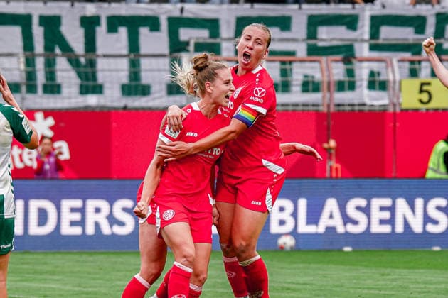 Deutschland: Fussball Saison 2026 2027 , Google Pixel Frauen-Bundesliga , 1. FSV Mainz 05 Frauen vs. SV Werder Bremen Frauen - Bruchwegstadion (Mainz) : Saskia Matheis (1. FSV Mainz 05 Frauen, 19) und Johanna Berg (1. FSV Mainz 05 Frauen, 9) jubeln zum 1:2 Anschlusstreffer, Tor, Torjubel, Jubel, Freude, Emotionen Mainz Bruchwegstadion Deutschland Germany *** Germany Soccer Season 2026–2027, Google Pixel Women s Bundesliga, 1 FSV Mainz 05 Women vs. SV Werder Bremen Women, Bruchwegstadion, Mainz: Saskia Matheis (1 FSV Mainz 05 Women, No. 19) and Johanna Berg (1 FSV Mainz 05 Women, No. 9) celebrate the 1–2 goal that narrowed the gap, Goal, goal celebration, cheering, joy, emotions, Mainz, Bruchwegstadion, Germany Copyright: xBennetxLongx