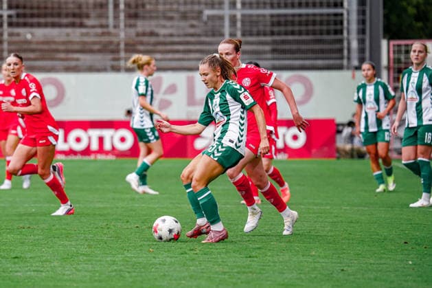 Deutschland: Fussball Saison 2026 2027 , Google Pixel Frauen-Bundesliga , 1. FSV Mainz 05 Frauen vs. SV Werder Bremen Frauen - Bruchwegstadion (Mainz) : Michelle Ulbrich (SV Werder Bremen Frauen, 5) am Ball, im Ballbesitz Mainz Bruchwegstadion Deutschland Germany *** Germany Soccer Season 2026–2027, Google Pixel Women s Bundesliga, 1 FSV Mainz 05 Women vs. SV Werder Bremen Women at Bruchwegstadion in Mainz; Michelle Ulbrich, SV Werder Bremen Women, 5 on the ball, in possession; Mainz, Bruchwegstadion, Germany Copyright: xBennetxLongx