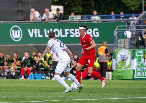 Fußball, Herren, Saison 2026 2027, DFB-Pokal (1. Runde), VSG Altglienicke - VfL Wolfsburg, v. l. Tim Rieder (VSG Altglienicke), Fabian Reese (Wolfsburg), 24.08.2026, *** Soccer, Men s, 2026–2027 Season, DFB Cup First Round, VSG Altglienicke vs. VfL Wolfsburg, from left: Tim Rieder (VSG Altglienicke), Fabian Reese (Wolfsburg), August 24, 2026, Copyright: xMatthiasxKochx