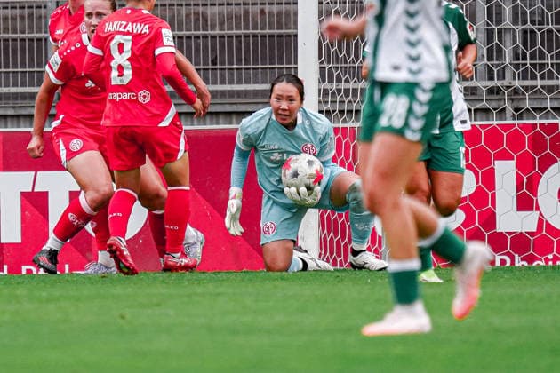 Deutschland: Fussball Saison 2026 2027 , Google Pixel Frauen-Bundesliga , 1. FSV Mainz 05 Frauen vs. SV Werder Bremen Frauen - Bruchwegstadion (Mainz) : Mamiko Matsumoto (1. FSV Mainz 05 Frauen, 1) hält einen Elfmeter, am Ball, im Ballbesitz, Mimik, Gesichtsausdruck, Emotion Mainz Bruchwegstadion Deutschland Germany *** Germany Soccer Season 2026–2027, Google Pixel Women s Bundesliga, 1 FSV Mainz 05 Women vs. SV Werder Bremen Women, Bruchwegstadion, Mainz, Mamiko Matsumoto, 1 FSV Mainz 05 Women, 1 saves a penalty kick, on the ball, in possession, facial expressions, emotion, Mainz, Bruchwegstadion, Germany Copyright: xBennetxLongx
