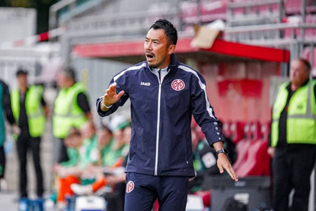 Deutschland: Fussball Saison 2026 2027 , Google Pixel Frauen-Bundesliga , 1. FSV Mainz 05 Frauen vs. SV Werder Bremen Frauen - Bruchwegstadion (Mainz) : Takashi Yamashita (Trainer, 1. FSV Mainz 05 Frauen) Geste, Gestik, Emotion Mainz Bruchwegstadion Deutschland Germany *** Germany Soccer Season 2026–2027, Google Pixel Women s Bundesliga, 1 FSV Mainz 05 Women vs. SV Werder Bremen Women at Bruchwegstadion in Mainz; Takashi Yamashita, Coach; 1 FSV Mainz 05 Women: Gestures, Body Language, Emotion; Mainz; Bruchwegstadion; Germany Copyright: xBennetxLongx