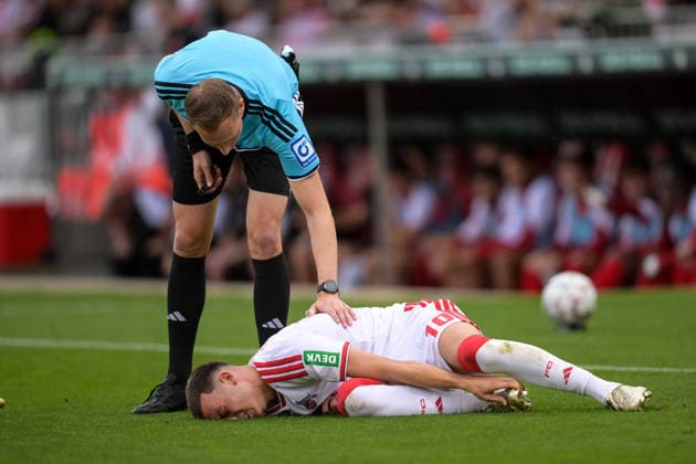 Fußball, DFB-Pokal, 20260824, FC Würzburger Kickers - 1. FC Köln. Im Bild v.l. Schiedsrichter Martin PETERSEN, Said EL MALA (Köln, 10) angeschlagen am Boden. Würzburg AKON-Arena Bayern Deutschland *** Soccer, DFB Cup, 20260824, FC Würzburger Kickers vs. FC Köln. Pictured from left: Referee Martin PETERSEN, Said EL MALA (Cologne), 10 players down on the ground at the AKON Arena in Würzburg, Bavaria, Germany Copyright: Passion2Press MarkusxFischerx