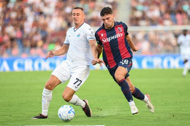 IPA87768529 - Nicolo Cambiaghi (Bologna FC) and Adam Marusic (SS Lazio) in action during the Bologna FC vs. SS Lazio Italian Serie A soccer match in Bologna, Italy, on August 24, 2026  Copyright: xGianlucaxRicci IPAxSportx xx 87768529
