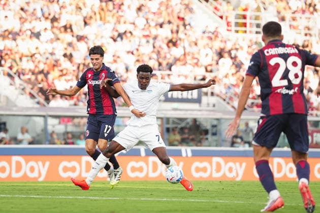 Bologna™s Oussama El Azzouzi fights for the ball with Lazio™s Fisayo Dele Bashiru during the Serie A soccer match between Bologna and Lazio at the Renato Dall™Ara Stadium in Bologna, north Italy - Monday, August 24, 2026 -  Copyright: xMassimoxPaolone LaPressex