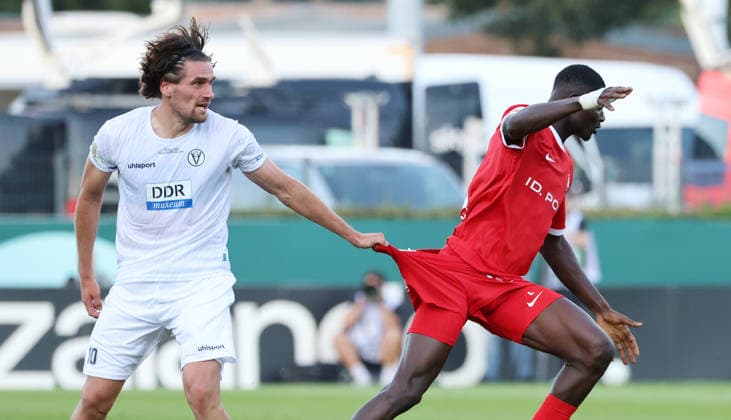 Jonas Nierfeld hält Jonas Adjetey am Trikot Zweikampf Spielszene Aktion Fußball Fussball DFB Pokal 1. Runde Saison 2026 2027 24.08.2026 VSG Altglienicke vs. VfL Wolfsburg WOB DFL regulations prohibit any use of photographs as image sequences and or quasi-video *** Jonas Nierfeld grabs Jonas Adjetey by the jersey; tackle; game scene; action; sports; soccer; DFB Cup; 1st round; 2026–2027 season; August 24, 2026; VSG Altglienicke vs. VfL Wolfsburg; WOB; DFL regulations prohibit any use of photographs as image sequences and or quasi-video