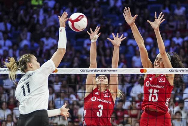 Turkiye v Hungary - CEV EuroVolley 2026 ISTANBUL, TURKIYE - AUGUST 24: Cansu Ozbay (3) of Turkiye in action against Reka Bozuoki-Szedmak (11) of Hungary during the CEV EuroVolley 2026 Women Group A match between Turkiye and Hungary at Sinan Erdem Sports Hall, on August 24, 2026 in Istanbul, Turkiye. Agit Erdi Ulukaya Anadolu Istanbul Turkey. Editorial use only. Please get in touch for any other usage.  Copyright: x2026xAnadoluxAgitxErdixUlukayax
