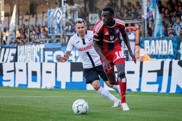 (L-R) Niko Kijewski (SC Verl, 19) im Zweikampf mit Bakery Jatta (Hamburger SV, 18) GER, SC Verl vs. Hamburger SV, Fussball, DFB-Pokal, 1. Runde, Spielzeit 2026 2027, 24.08.2026 DFL Regulations prohibit any use of photographers as image sequences and or quasi-video. GER, SC Verl vs. Hamburger SV, Fussball, DFB-Pokal, 1. Runde, Spielzeit 2026 2027, 24.08.2026 Verl *** L R Niko Kijewski, SC Verl, 19, in a tackle with Bakery Jatta, Hamburger SV, 18, GER, SC Verl vs. Hamburger SV, Soccer, DFB Cup, 1st Round, 2026–2027 season, August 24, 2026 DFL regulations prohibit any use of photographs as image sequences and or quasi-video GER, SC Verl vs. Hamburger SV, Soccer, DFB Cup, Round 1, 2026–2027 season, August 24, 2026 Verl Copyright: xEibner-Pressefoto JanxRollingerx EP_JSK