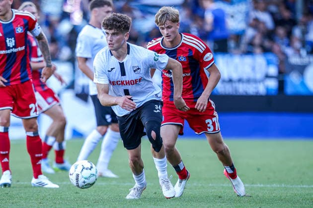 2026.08.24, xkwix, Fußball, DFB-Pokal, SC Verl - Hamburger SV, SPORTCLUB Arena, 1.Runde, Saison 2026 2027: Janne Berner (SC Verl 34) im Zweikampf gegen Louis Lemke (Hamburger SV 37) DFB regulations prohibit any use of photographs as image sequences and or quasi-video. Photo: xKamilxWilkowskixPressefotoKochx Nordrhein-Westfalen Deutschland *** August 24, 2026, xkwix, Soccer, DFB Cup, SC Verl vs. Hamburger SV, SPORTCLUB Arena, Round 1, 2026–2027 Season: Janne Berner (SC Verl, 34) in a tackle against Louis Lemke (Hamburger SV, 37). DFB regulations prohibit any use of photographs as image sequences and or quasi-video. Photo: xKamilxWilkowskixPressefotoKochx, North Rhine-Westphalia, Germany