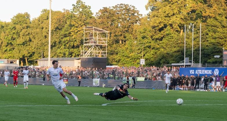 Fußball, Herren, Saison 2026 2027, DFB-Pokal (1. Runde), VSG Altglienicke - VfL Wolfsburg, v. l. Jonas Saliger (VSG Altglienicke) erzielt das Tor zum 2:1 gegen Torwart Jakub Zielinski (Wolfsburg), 24.08.2026, *** Soccer, Men s, 2026–2027 Season, DFB Cup First Round, VSG Altglienicke vs. VfL Wolfsburg; from left: Jonas Saliger of VSG Altglienicke scores the goal to make it 2–1 against Wolfsburg goalkeeper Jakub Zielinski, August 24, 2026, Copyright: xMatthiasxKochx