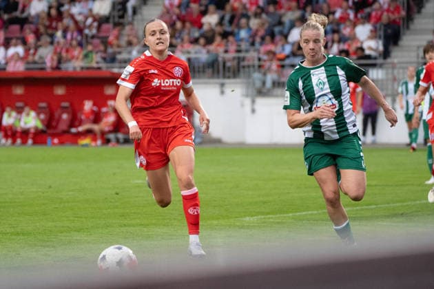 24.08.2026, xhfmx, Fussball Google Pixel Frauen Bundesliga, 1. FSV Mainz 05 - SV Werder Bremen v.l. Paula Flach (1. FSV Mainz 05, 18), Elena Dhont (Werder Bremen, 31) im Laufduell um den Ball Mainz *** August 24, 2026, xhfmx, Soccer Google Pixel Women s Bundesliga, 1 FSV Mainz 05 vs. SV Werder Bremen: Paula Flach (1 FSV Mainz 05), 18, Elena Dhont (Werder Bremen), 31, in a race for the ball in Mainz