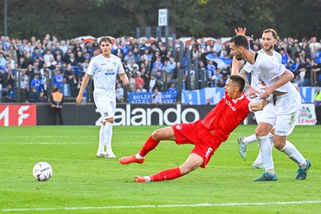 24.08.2026, xlakx, Fussball DFB Pokal 1.Runde, VSG Altglienicke - VfL Wolfsburg v.l. Bence Dardai (VfL Wolfsburg, 8) Sven Sonnenberg (VSG Altglienicke, 4) Zweikampf, Duell, Kampf, tackle (DFL DFB REGULATIONS PROHIBIT ANY USE OF PHOTOGRAPHS as IMAGE SEQUENCES and or QUASI-VIDEO) Berlin *** August 24, 2026, xlakx, Soccer DFB Cup 1st Round, VSG Altglienicke vs. VfL Wolfsburg, Bence Dardai (VfL Wolfsburg), 8 Sven Sonnenberg (VSG Altglienicke), 4 Tackle, duel, battle, DFL DFB REGULATIONS PROHIBIT ANY USE OF PHOTOGRAPHS as IMAGE SEQUENCES and or QUASI-VIDEO Berlin