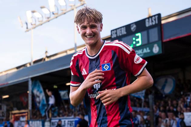 24.08.2026, Fussball, 1. Runde im DFB-Pokal, SC Verl - Hamburger SV. Louis Lemke (Hamburger SV) wird bei seiner Auswechslung gefeiert. Verl Sportclub Arena NRW Deutschland xRHR-FOTO DEx *** August 24, 2026, Soccer, 1st Round of the DFB Cup, SC Verl vs. Hamburger SV; Louis Lemke of Hamburger SV is cheered as he is substituted out; Verl Sportclub Arena, NRW, Germany; xRHR PHOTO DEx Copyright: DennisxEwert RHR-FOTOx RHR-FOTO DE