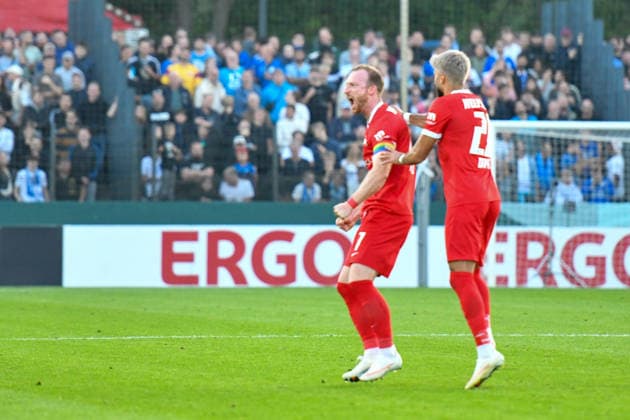 24.08.2026, xlakx, Fussball DFB Pokal 1.Runde, VSG Altglienicke - VfL Wolfsburg v.l. Maximilian Arnold (VfL Wolfsburg, 27) Torschütze, Muhammed Damar (VfL Wolfsburg, 20) Jubel, Torjubel, jubelt ueber das Tor, celebrate the goal, celebration (DFL DFB REGULATIONS PROHIBIT ANY USE OF PHOTOGRAPHS as IMAGE SEQUENCES and or QUASI-VIDEO) Berlin *** August 24, 2026, xlakx, Soccer DFB Cup 1st Round, VSG Altglienicke vs. VfL Wolfsburg, Maximilian Arnold (VfL Wolfsburg), 27 (goal scorer), Muhammed Damar (VfL Wolfsburg), 20 (celebration), Goal celebration, celebrating the goal, DFL and DFB regulations prohibit any use of photographs as image sequences and or quasi-video, Berlin