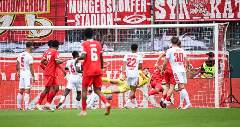 Fussball DFB Pokal 1. Runde Saison 2026 2027 24.08.2026 FC Wuerzburger Kickers - 1. FC Koeln Tor zum 1-0 Torschuetze David Abrangao (3.v.re, Kickers) Torwart Marvin Schwaebe (Mitte, 1. FC Koeln) kommt nicht an den Ball *** Soccer, DFB Cup, 1st Round, 2026–2027 Season, August 24, 2026: FC Würzburger Kickers 1–0 1. FC Köln. Goal to make it 1–0: Scorer David Abrangao (3rd from right); Kickers goalkeeper Marvin Schwaebe (center), 1. FC Köln can’t get the ball