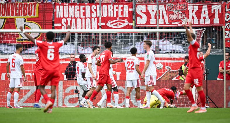 Fussball DFB Pokal 1. Runde Saison 2026 2027 24.08.2026 FC Wuerzburger Kickers - 1. FC Koeln Tor zum 1-0 Torschuetze David Abrangao (3.v.re, Kickers) Torwart Marvin Schwaebe (Boden, 1. FC Koeln) kommt nicht an den Ball *** Soccer, DFB Cup, First Round, 2026–2027 Season, August 24, 2026: FC Würzburger Kickers vs. 1. FC Köln. Goal: 1–0. Scorer: David Abrangao (3rd from right); Kickers goalkeeper Marvin Schwaebe on the ground, 1. FC Köln can’t get to the ball