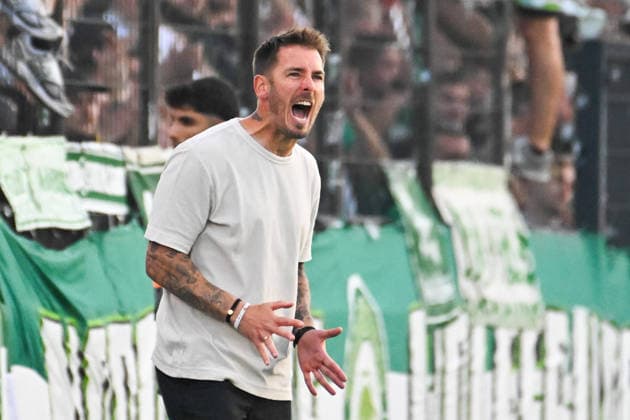 24.08.2026, xlakx, Fussball DFB Pokal 1.Runde, VSG Altglienicke - VfL Wolfsburg v.l. Tobias Strobl (VfL Wolfsburg, Trainer) gibt Anweisungen, gestikuliert mit den Armen, gesticulate, gives instructions (DFL DFB REGULATIONS PROHIBIT ANY USE OF PHOTOGRAPHS as IMAGE SEQUENCES and or QUASI-VIDEO) Berlin *** August 24, 2026, xlakx, Soccer DFB Cup First Round, VSG Altglienicke vs. VfL Wolfsburg, Tobias Strobl (VfL Wolfsburg), coach gives instructions, gesticulates with his arms, gesticulate, gives instructions. DFL and DFB regulations prohibit any use of photographs as image sequences and or quasi-video. Berlin