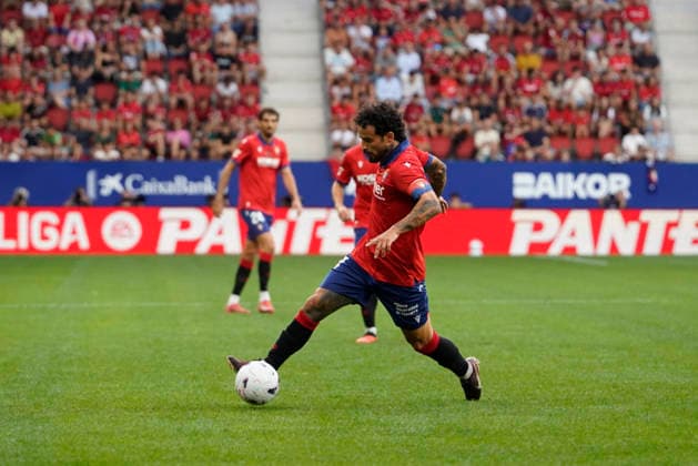 RubÃ n Garcia of CA Osasuna seen during LaLiga EA Sports game between teams of Osasuna CA and Levante UD (Mickael Ducint Ball Raw Images) Pamplona Estadio El Sadar Spain Copyright: xMickaelxDucintx mickaelducint_RealSociedad_ValenciaCF209