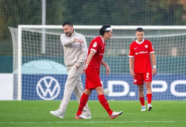 Fußball, Herren, Saison 2026 2027, DFB-Pokal (1. Runde), VSG Altglienicke - VfL Wolfsburg, v. l. Sportdirektor Mattuschka (VSG Altglienicke), Fabian Reese (Wolfsburg) vor Beginn der Verlängerung, 24.08.2026, *** Soccer, Men s, 2026–2027 Season, DFB Cup First Round, VSG Altglienicke vs. VfL Wolfsburg; from left: Mattuschka, sporting director of VSG Altglienicke, and Fabian Reese of Wolfsburg, before the start of extra time, August 24, 2026, Copyright: xMatthiasxKochx