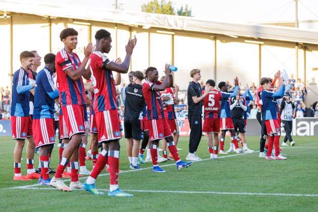 Die Mannschaft von Hamburger SV jubelt nach Spielende ueber den 0:3 Sieg GER, SC Verl vs. Hamburger SV, Fussball, DFB-Pokal, 1. Runde, Spielzeit 2026 2027, 24.08.2026 DFL Regulations prohibit any use of photographers as image sequences and or quasi-video. GER, SC Verl vs. Hamburger SV, Fussball, DFB-Pokal, 1. Runde, Spielzeit 2026 2027, 24.08.2026 Verl *** The Hamburger SV team celebrates their 0–3 victory at the end of the match. GER, SC Verl vs. Hamburger SV, Soccer, DFB Cup, 1st Round, 2026–2027 season, August 24, 2026 DFL regulations prohibit any use of photographs as image sequences and or quasi-video GER, SC Verl vs. Hamburger SV, Soccer, DFB Cup, Round 1, 2026–2027 Season, August 24, 2026 Verl Copyright: xEibner-Pressefoto JanxRollingerx EP_JSK