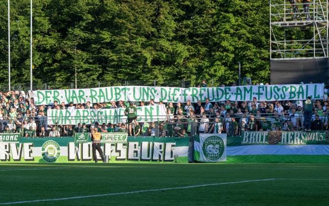 Fußball, Herren, Saison 2026 2027, DFB-Pokal (1. Runde), VSG Altglienicke - VfL Wolfsburg, Fans aus Wolfsburg sind gegen den VAR, 24.08.2026, *** Soccer, Men s, 2026–2027 Season, DFB Cup First Round, VSG Altglienicke vs. VfL Wolfsburg, Wolfsburg fans are against VAR, August 24, 2026, Copyright: xMatthiasxKochx