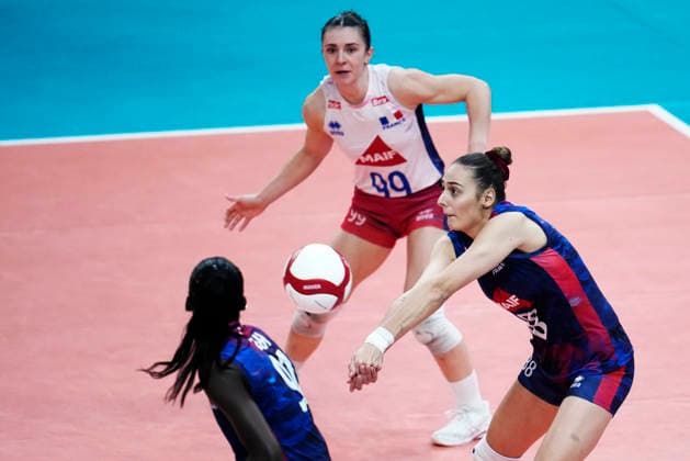 France s Juliette Gelin and AmÃ lie Rotar during the women s EuroVolley 2026 European Championship, EM, Europameisterschaft pool D match between Montenegro and France at Scandinavium arena in Gothenburg, Sweden, on Aug. 24, 2026. GÖTEBORG SWEDEN x9200x *** France s Juliette Gelin and Amélie Rotar during the Women s EuroVolley 2026 European Championship Pool D match between Montenegro and France at the Scandinavium Arena in Gothenburg, Sweden, on Aug. 24, 2026 GOTHENBURG SWEDEN x9200x  Copyright: xBjörnxLarssonxRosvall TTx EUROPEAN VOLLEYBALL CHAMPIONSHIP MONTENEGRO - FRANCE