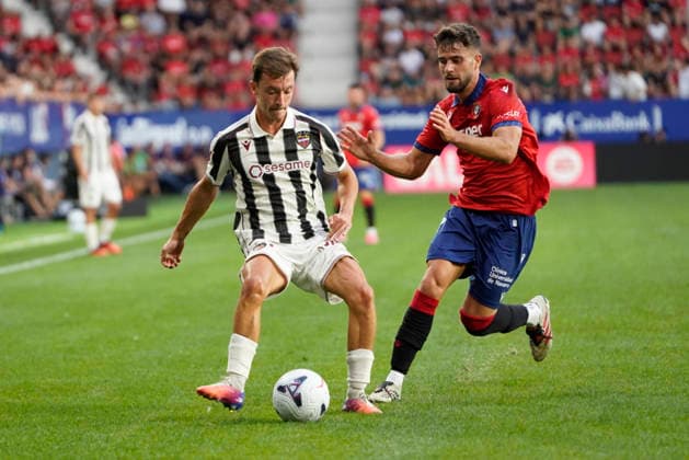 Enzo Bardeli of Levante UD seen during LaLiga EA Sports game between teams of Osasuna CA and Levante UD (Mickael Ducint Ball Raw Images) Pamplona Estadio El Sadar Spain Copyright: xMickaelxDucintx mickaelducint_RealSociedad_ValenciaCF231