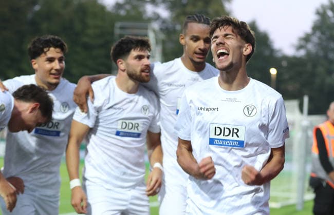 Mehmet Ibrahimi jubelt nach Tor zum 3:2 Freude Emotion Jubel Zweikampf Spielszene Aktion Fußball Fussball DFB Pokal 1. Runde Saison 2026 2027 24.08.2026 VSG Altglienicke vs. VfL Wolfsburg WOB DFL regulations prohibit any use of photographs as image sequences and or quasi-video *** Mehmet Ibrahimi celebrates after scoring the 3-2 goal; joy, emotion, celebration, tackle, game action, sports, soccer, DFB Cup, 1st Round, 2026-2027 season, August 24, 2026, VSG Altglienicke vs. VfL Wolfsburg WOB DFL regulations prohibit any use of photographs as image sequences and or quasi-video